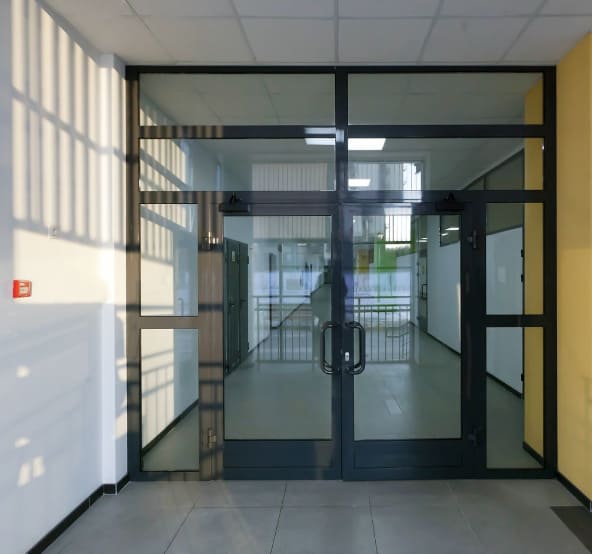 Алюминиевые противопожарные перегородки в черном цвете для коммерческого помещения.